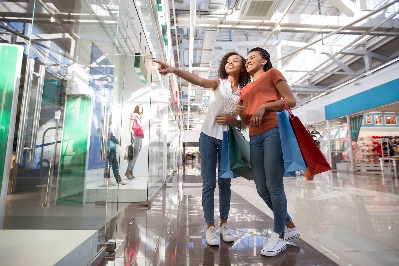 Clientes lotam shoppings na busca do presente de última hora