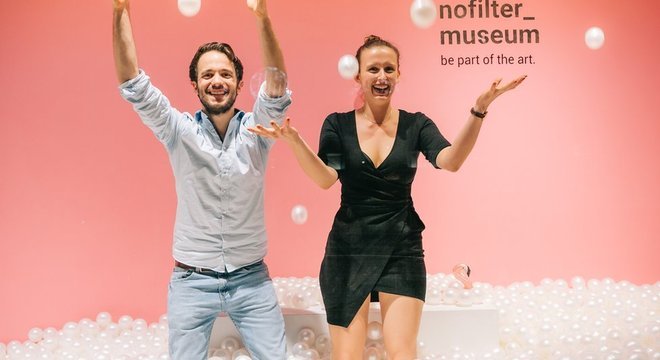 Os criadores Nils Peper e Petra Scharinger na piscina de bolinhas