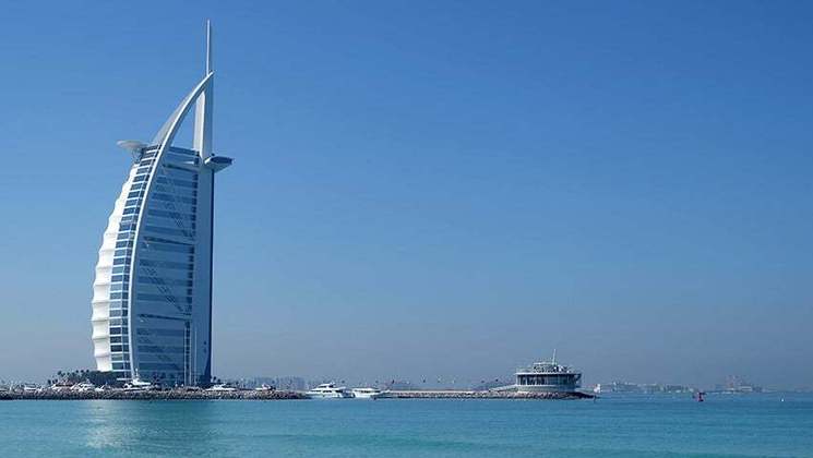 Dubai é a capital e principal cidade dos Emirados Árabes Unidos. Fica na costa leste da Península Árabe e ao Sul do Golfo Pérsico. Tem turismo pulsante com belas praias, centros comerciais e redes de hotéis espalhados ao longo do Mar do Golfo. 