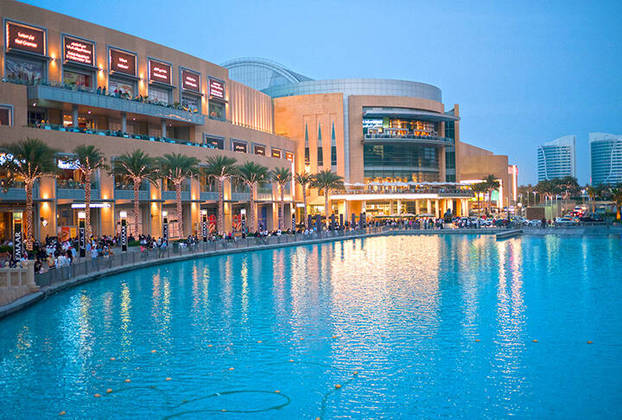 Dubai Mall (Dubai, Emirados Árabes Unidos) - Maior shopping do mundo, tem 1,1 milhão de m².  Comporta 1.200 lojas, parque com decoração em homenagem à Sega Eletronics, desenvolvedora e produtora de jogos eletrônicos. 