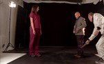 Riky está em pé no vídeo do pedido, quando um dos seus assistentes entra e incendeia sua roupa