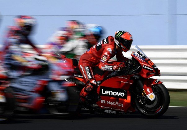 O piloto italiano da equipe Ducati Lenovo Racing, Francesco Bagnaia, tenta largar durante uma sessão de treinos livres do Grande Prêmio de MotoGP de San Marino no Circuito Mundial de Misano Marco-Simoncelli em Misano Adriatico em 2 de setembro