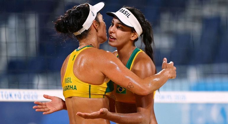 Agatha e Duda se abraçam durante a disputa contra Wang e Xia; 