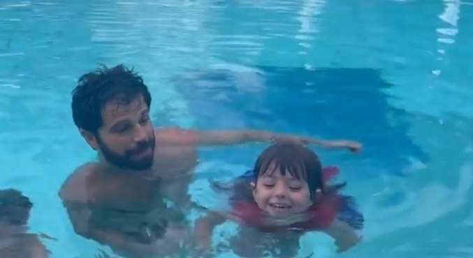Duda Nagle vibrou ao ver Zoe nadando na piscina pela 1ª vez