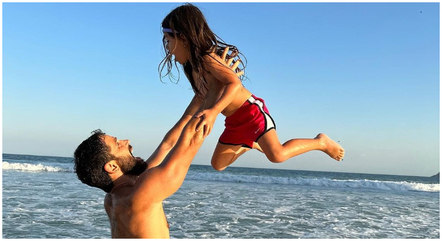 Duda Nagle brinca com filha em praia do Rio
