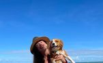 Na famosa praia do litoral sul da Bahia, Duda posou com uma simpática cadela