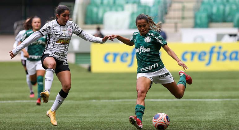 Duda Santos prepara a finalização durante Palmeiras e Corinthians no Brasileiro Feminino