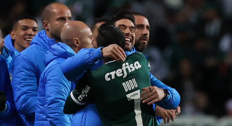 Dudu abraça Abel Ferreira e comemora o gol marcado no duelo entre Palmeiras e Coritiba