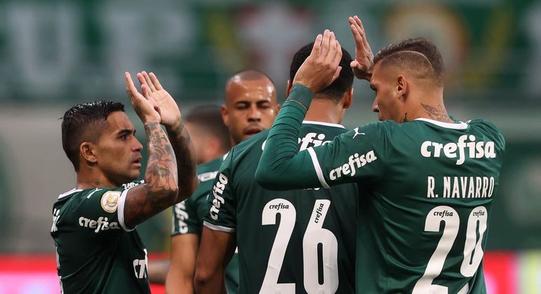Dudu (à esquerda) comemora com os companheiros o gol anotado contra o Fluminense