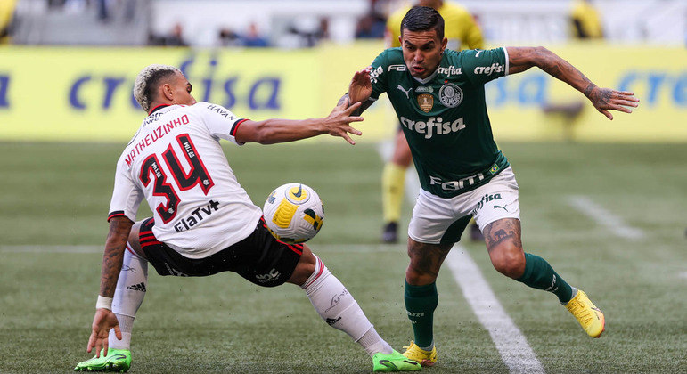 Dudu, do Palmeiras, disputa bola com Matheuzinho, do Flamengo