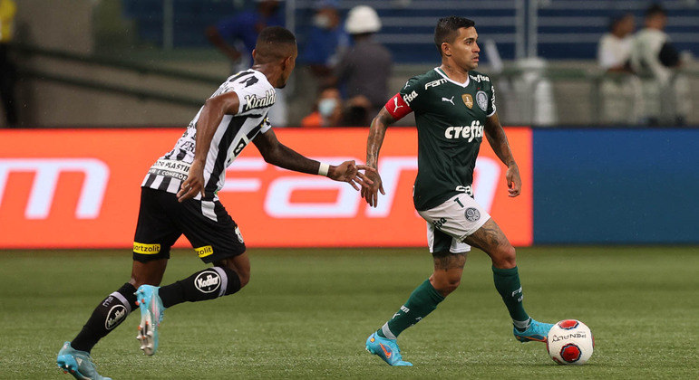 Dudu, do Palmeiras, em ação contra o Santos