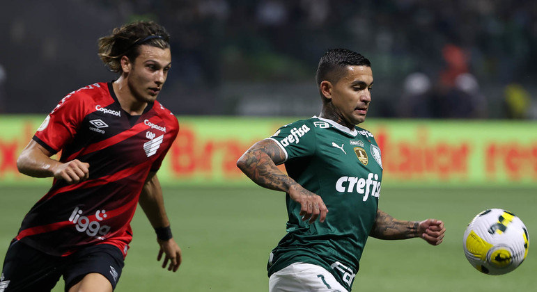 Dudu domina a bola na derrota do Palmeiras para o Athletico-PR no Brasileirão
