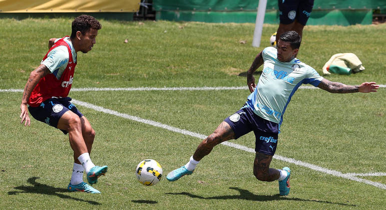 Dudu e Marcos Rocha disputam a bola no treino do Palmeiras que mira o América-MG