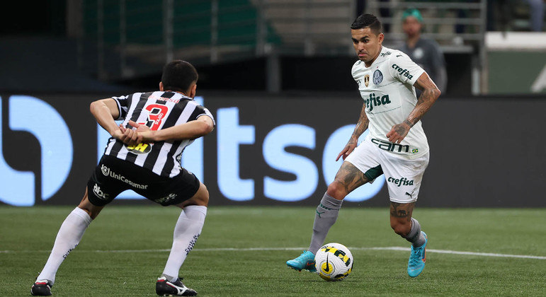 Dudu (à direita) tenta driblar Junior Alonso no jogo entre Palmeiras e Atlético-MG no Allianz