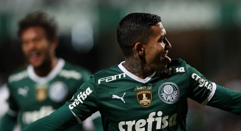 Dudu comemora o gol marcado na vitória do Palmeiras sobre o Coritiba pelo Brasileirão