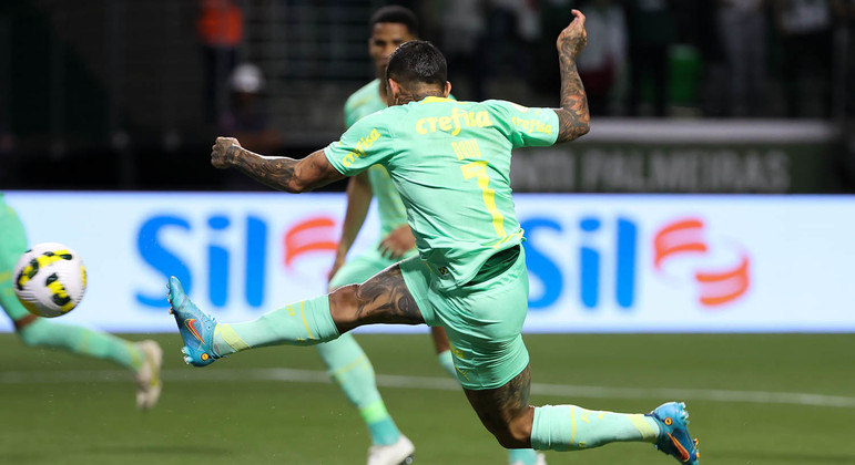 Dudu finaliza para o gol durante a vitória do Palmeiras sobre o Juventude pelo Brasileirão