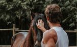 O famoso também já fez uma reflexão sobre os bichos ao posar ao lado de um cavalo para um ensaio fotográfico. 'Por vezes, os animais são mais humanos', compartilhou o artista, nas redes sociais 