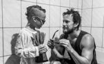 Uma publicação do ator com o filho fez a alegria dos fãs nas redes sociais em abril. A imagem mostra os dois dentro de uma banheira desativada. 'Sobre óculos escuros, troféus e uma banheira antiga que não funciona', escreveu o famoso 