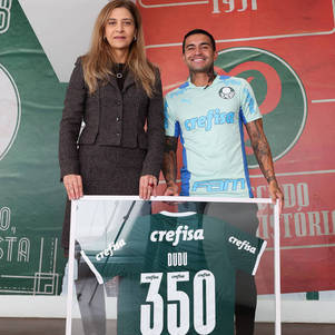 Dudu recebe camisa de 350 jogos