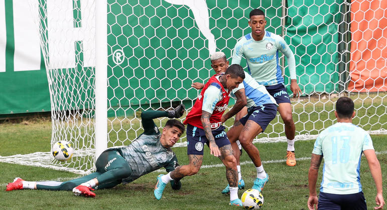Dudu disputa bola durante a última atividade do Palmeiras visando o Fluminense no Brasileirão