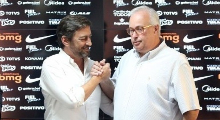 Presidente do Corinthians, Duílio Monteiro cumprimenta o diretor Roberto de Andrade