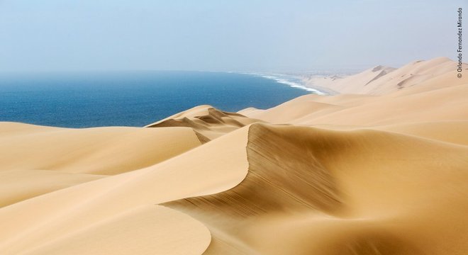 Dunas de areia na costa desértica da Namíbia
