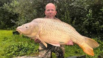 Homem pega peixe com mais de 20 kg após ver nuvem em formato de carpa (Reprodução/Twitter)