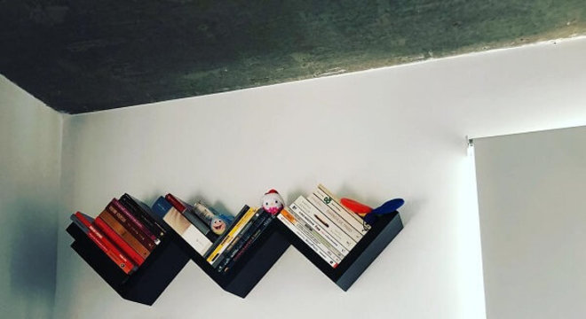 Dupla de prateleira para livros na cor preta