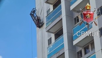 Andaime dá pane, e operários ficam presos no 7º andar de prédio no DF (CBMDF/Divulgação - 02.06.2023)