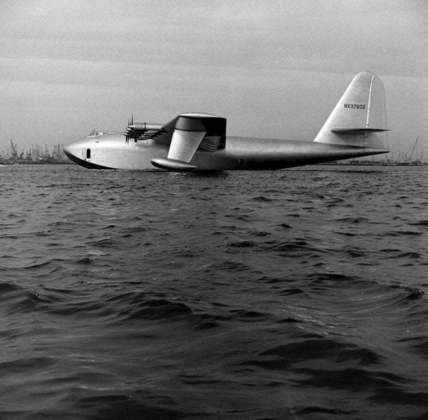 Durante a 2ª Guerra Mundial, Howard desenvolveu o “H-4 Hércules”, um hidroavião gigantesco considerado o de maior envergadura de todos os tempos!