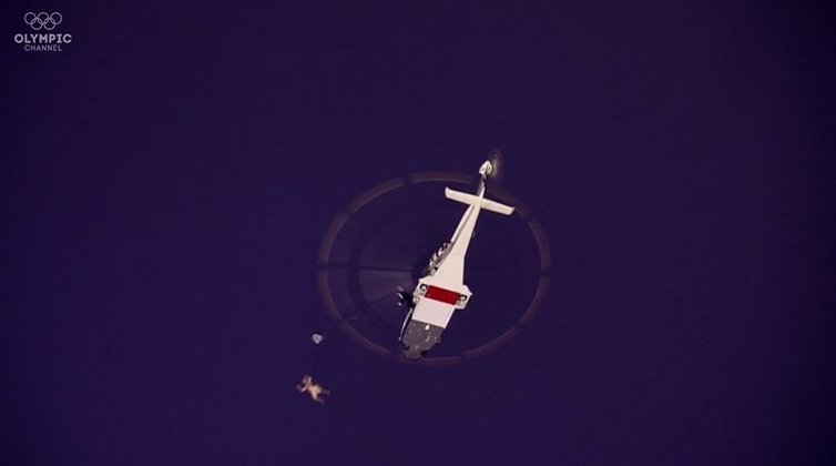 Durante a abertura dos Jogos Olímpicos Londres-2012, dublês de Elizabeth II e James Bond pularam de paraquedas, marcando a cerimonia no Estádio Olímpico de Stratford.