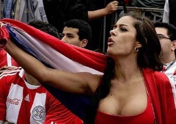 Durante a Copa do Mundo de 2010, uma torcedora paraguaia com um celular dentro da blusa, entre os seios, chamava a atenção durante os jogos da seleção sul-americana. Tratava-se de Larissa Riquelme, modelo e atriz que ficou conhecida como 'Musa da Copa do Mundo' naquela edição. Saiba por onde anda a torcedora símbolo do Paraguai. 