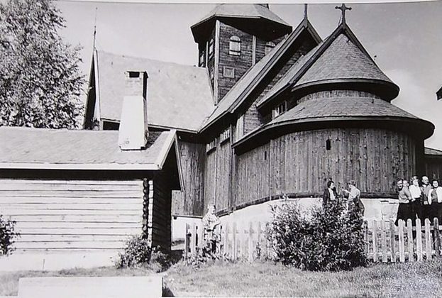 Durante a Idade Média, os noruegueses construíram aproximadamente duas mil igrejas de madeira, mas esse número diminuiu muito depois da Reforma Luterana no século XIX. 