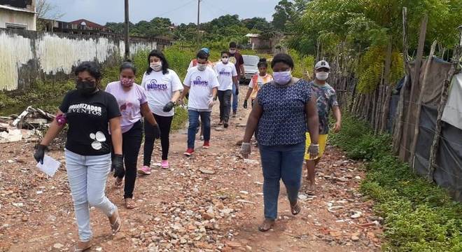  Durante a pandemia, a pedagoga Christiane suspendeu as aulas a escola e passou a arrecadar alimentos e produtos de limpeza para as famílias dos alunos