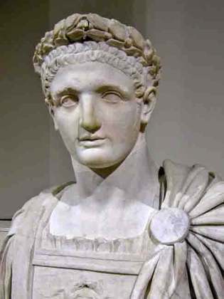 Durante a procissão de Saturnália, há um momento em que o Imperio Romano é novamente celebrado. É quando um ator inicia as atividades com um discurso do Imperador Domiciano, que governou na época Deva Victrix.