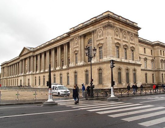 Durante a Revolução Francesa, o museu foi aberto ao público para exibir as obras confiscadas da nobreza.