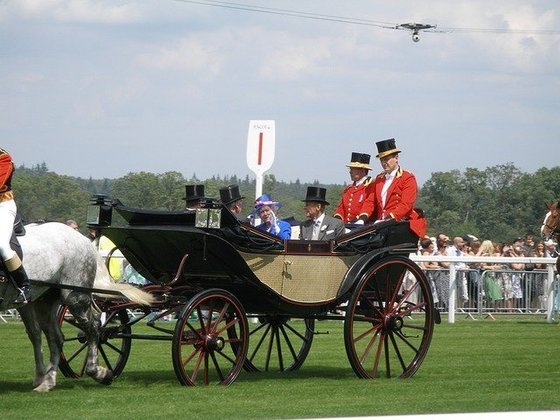 Durante o Royal Ascot, tradicional corrida de cavalos de mais de 300 anos, as mulheres têm que usar chapéus com 4 polegadas de base e os homens devem botar cartola preta ou cinza.