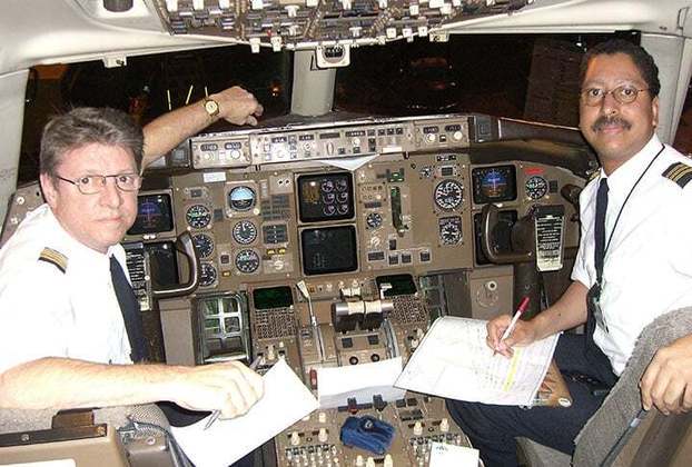 Durante o voo, o comandante é a autoridade máxima no avião, mesmo que um passageiro seja, por exemplo, uma autoridade de alta patente. 