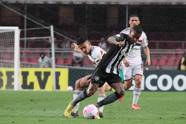 Durante uma tarde chuvosa no Morumbi, São Paulo e Botafogo se enfrentaram neste domingo pelo Campeonato Brasileiro. Com gol de Tiquinho Soares de pênalti no fim do jogo, os alvinegros venceram os tricolores por 1 a 0 fora de casa. 