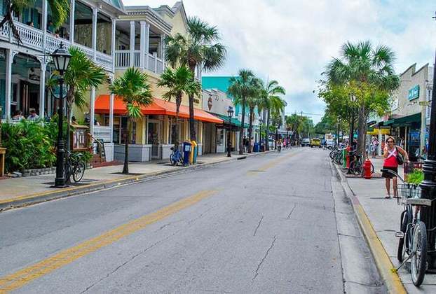 Duval Street, na ilha de Key West, na Flórida, nos Estados Unidos. 