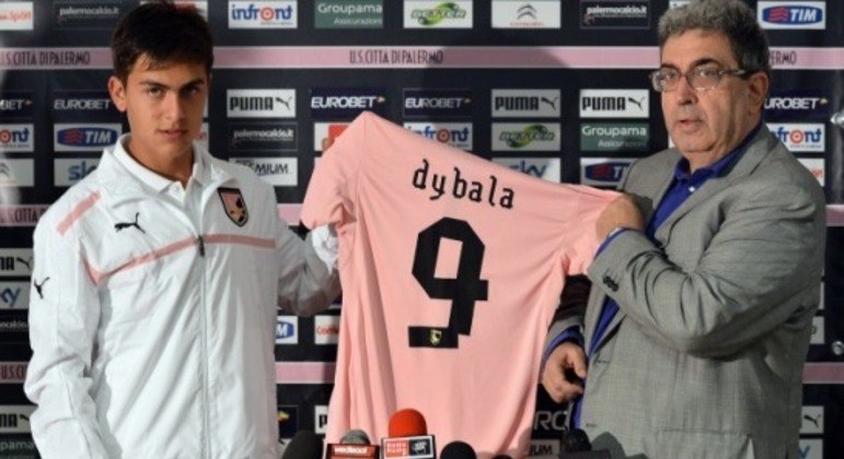 Dybala acabou vendido para o Palermo, da Itália, por 6 milhões de euros. Anos depois, bastante valorizado, foi vendido à Juventus por 32 milhões de euros. Por vezes, a imprensa italiana chegou a compará-lo com o compatriota Lionel Messi.