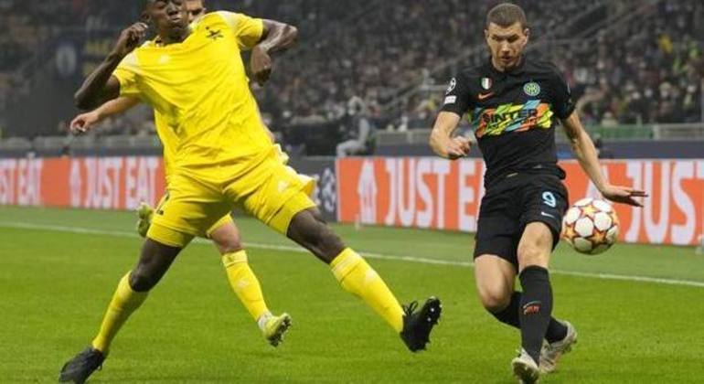 O arremate de Dzeko, a Inter com 1 a  0 sobre o Sheriff