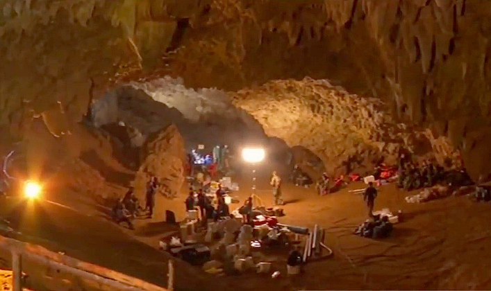 É a caverna que ficou famosa porque um grupo de 12 garotos de um time de futebol tailandês ficou preso e precisou ser resgatado. Durante uma chuva forte, formou-se um rio subterrâneo e eles ficaram presos, mas depois foram salvos. 
