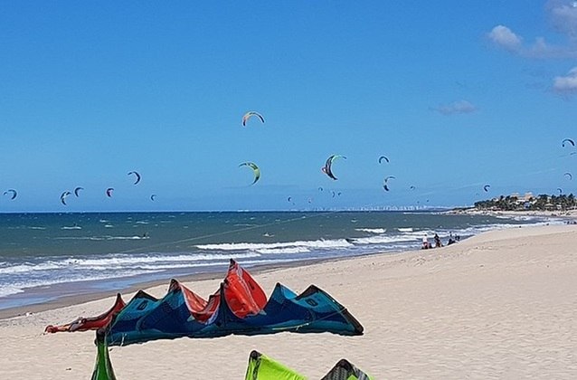 E a Praia do Cumbuco - a principal do município de Caucaia, a 35km de Fortaleza - é apenas um dos destinos escolhidos pelos turistas que curtem passeios de buggy e a prática de windsurfe e kitesurfe em cenários formados por dunas deslumbrantes.