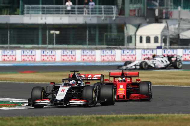É a terceira corrida consecutiva que Grosjean completa em 16º 