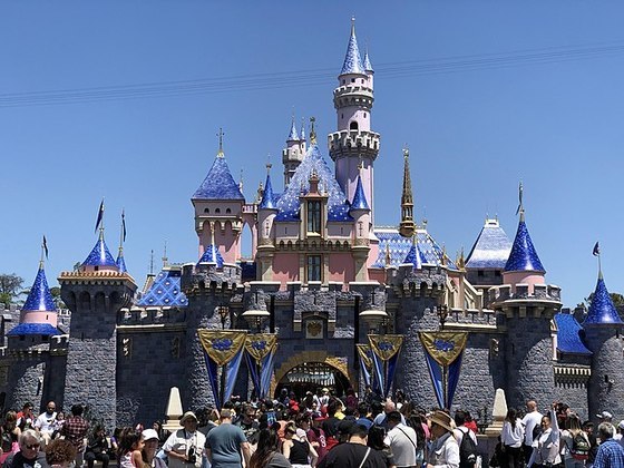 E, em julho de 1955, o empresário sonhador inaugurou a primeira Disneyland, na Califórnia. 