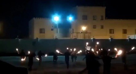 Manifestantes lançam coquetéis molotov
