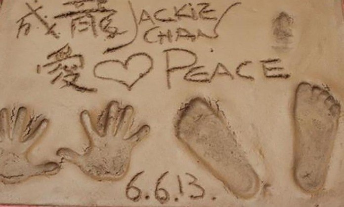 E fez algo inusitado ao ser convidado para deixar suas marcas na placa em frente ao Chinese Theatre, em Hollywood. Ele deixou as marcas das mãos, dos pés e do nariz (no alto, à direita)! 