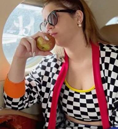 E já a bordo, postou foto da comida, incluindo uma maçã. Marília seguia uma alimentação saudável, que lhe permitiu emagrecer. 