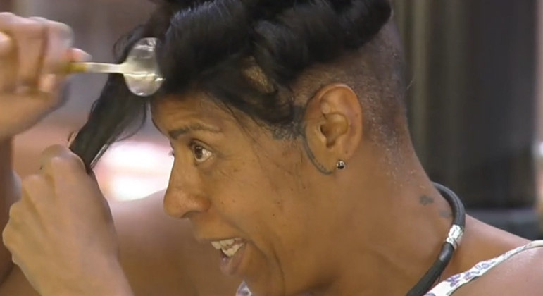 Enquanto tentava ajeitar as suas madeixas com uma colher passada no fogo, Márcia arrancou risadas de seus companheiros ao tentar chamar Nadja e errar o nome da peoa algumas vezes. Mamusca arriscou Magda, Dagmar e Dagma